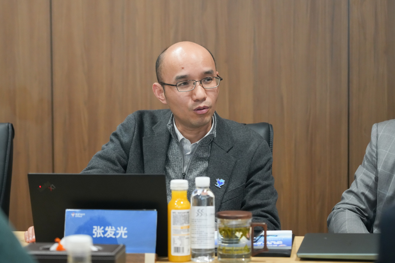 多语言本地化新能源汽车维修培训教材样本  西班牙语阿拉伯语泰语 电动车技术手册实拍  海外维修人员认证体系与标准化教材展示