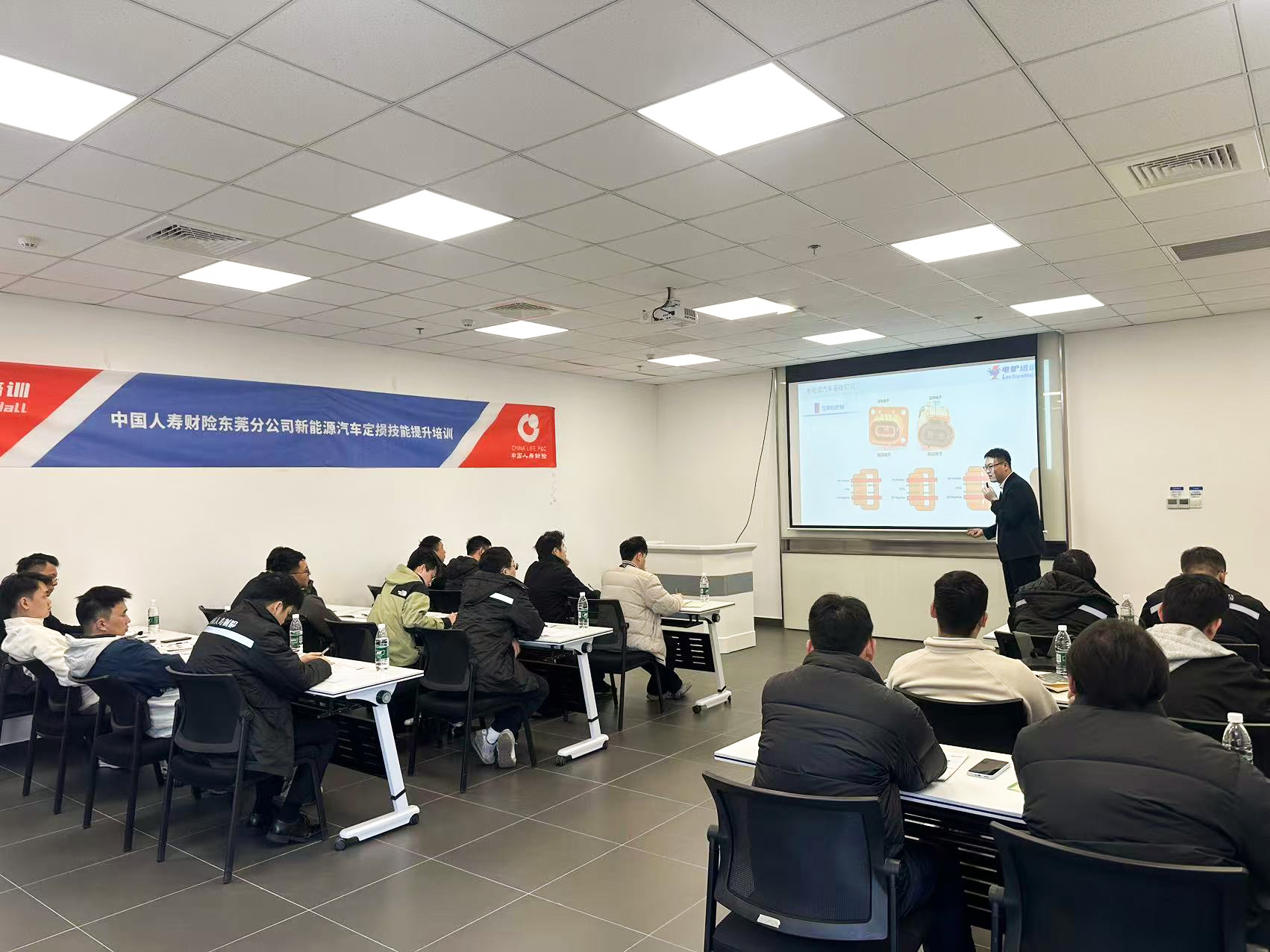 2026年1月9日中国人寿财险联合电驴培训，在东莞电驴维修中心开展了一场针对新能源汽车三电系统定损的专业培训