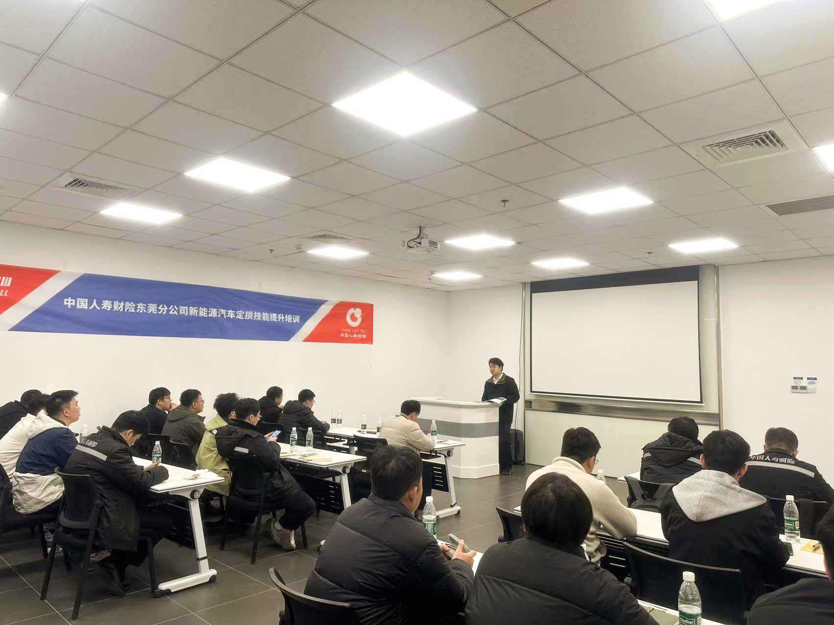 2026年1月9日中国人寿财险联合电驴培训，在东莞电驴维修中心开展了一场针对新能源汽车三电系统定损的专业培训