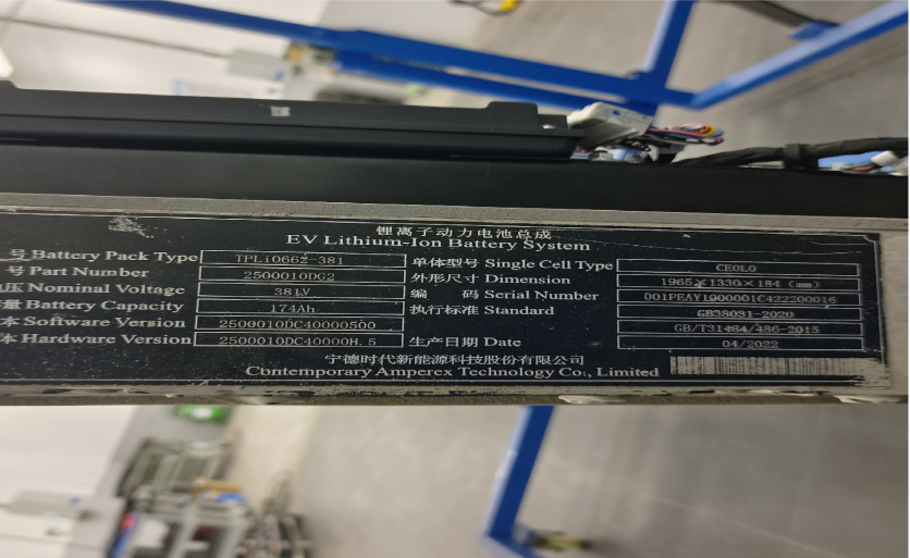 昆明车主孔女士的小鹏G3i因事故导致电池包液冷板泄漏冷却液，维修后却出现&ldquo;仪表乌龟灯常亮，电机限功率&rdquo;的故障，经电驴闪修专业诊断发现是维修过程中残留的防冻液导致绝缘阻值过低。本文将详细解析这一案例的故障原理以及维修的全过程。